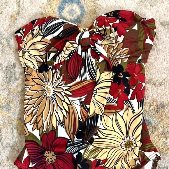 ⭐️Silhouette Solutions,What a Gorgeous Suit, Strapless, Secure Back Strap,Size 8 - Picture 3 of 9